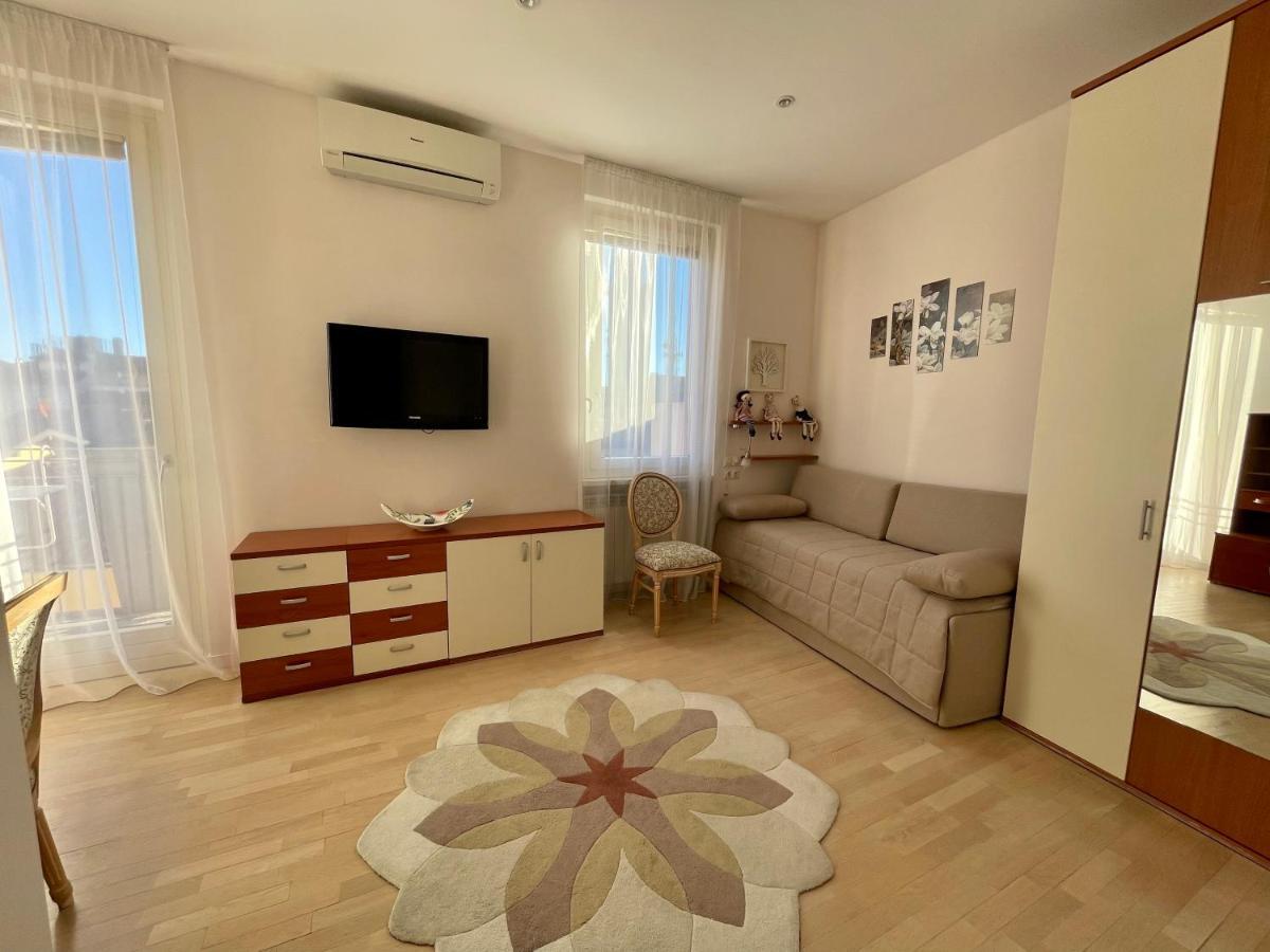 Loft Apartment *